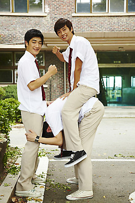 포토 JPG 전신 나무 식물 학생 교육 남자 교복 남학생 장난 학교 청소년 놀이 고등학생 고등학교 서기 미소 웃음 사람 동양인 손짓 야외 건물 옆모습 세명 스쿨라이프 한국인 승마 가위바위보 교정 남자만 십대만 십대남자만 국내포토 라이프스타일 건축물 옷 스포츠 뷰포인트 모션 표정 인종 파일형식