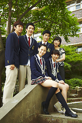 포토 JPG 전신 나무 식물 학생 여학생 여자 교육 남자 교복 남학생 학교 청소년 고등학생 고등학교 서기 미소 웃음 사람 앉기 동양인 여러명 야외 건물 스쿨라이프 계단 한국인 조경 교정 십대만 국내포토 라이프스타일 건축물 옷 다수 모션 표정 인종 파일형식