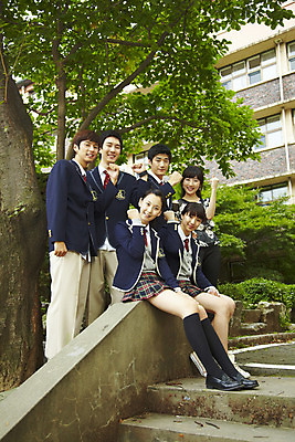 포토 JPG 전신 나무 식물 학생 여학생 여자 교육 남자 교복 남학생 학교 청소년 고등학생 고등학교 서기 미소 웃음 사람 앉기 동양인 손짓 여러명 야외 건물 스쿨라이프 계단 한국인 조경 교정 십대만 국내포토 라이프스타일 건축물 옷 다수 모션 표정 인종 파일형식
