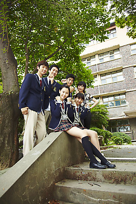 포토 JPG 전신 나무 식물 학생 여학생 여자 교육 남자 교복 남학생 학교 청소년 고등학생 고등학교 서기 미소 웃음 사람 앉기 동양인 손짓 여러명 야외 건물 스쿨라이프 계단 한국인 조경 교정 십대만 국내포토 라이프스타일 건축물 옷 다수 모션 표정 인종 파일형식