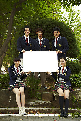 포토 JPG 전신 나무 식물 학생 여학생 여자 교육 남자 교복 남학생 학교 청소년 고등학생 안내 고등학교 서기 미소 웃음 사람 동양인 여러명 야외 스쿨라이프 공백 한국인 알림 조경 교정 십대만 국내포토 라이프스타일 옷 다수 모션 표정 인종 파일형식