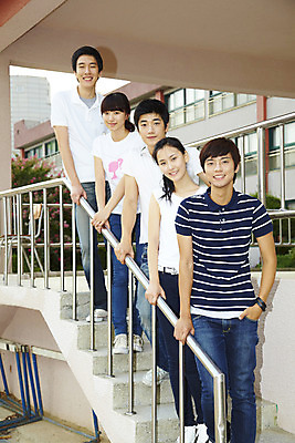 포토 JPG 전신 나무 식물 학생 여학생 여자 교육 남자 교복 남학생 난간 학교 청소년 고등학생 고등학교 서기 미소 웃음 사람 동양인 여러명 야외 건물 캐주얼 스쿨라이프 계단 한국인 교정 단상 나란히 십대만 국내포토 라이프스타일 건축물 옷 다수 모션 표정 인종 파일형식