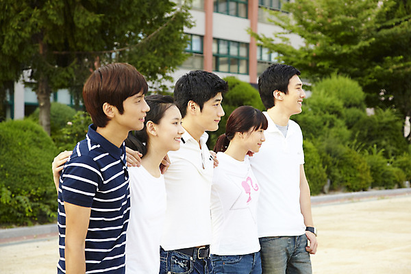 포토 JPG 나무 식물 학생 여학생 여자 교육 남자 교복 남학생 학교 청소년 고등학생 어깨동무 고등학교 서기 미소 웃음 사람 동양인 여러명 상반신 야외 건물 옆모습 캐주얼 스쿨라이프 운동장 한국인 교정 십대만 국내포토 라이프스타일 건축물 옷 뷰포인트 포즈 다수 스포츠시설 모션 표정 인종 공간 파일형식