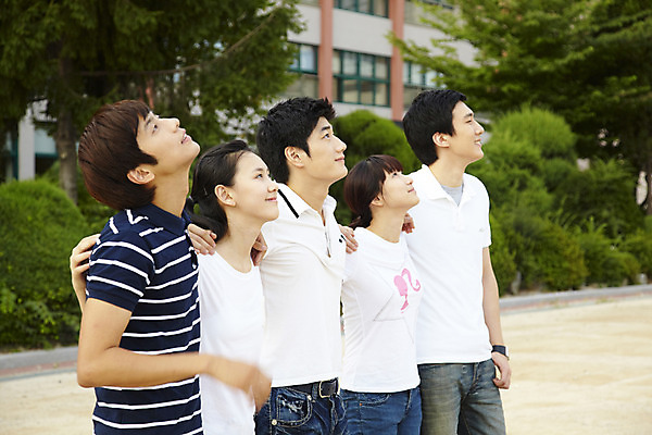 포토 JPG 나무 식물 학생 여학생 여자 교육 남자 교복 남학생 학교 청소년 고등학생 어깨동무 고등학교 서기 미소 웃음 사람 동양인 여러명 상반신 야외 건물 옆모습 캐주얼 스쿨라이프 운동장 한국인 교정 십대만 국내포토 라이프스타일 건축물 옷 뷰포인트 포즈 다수 스포츠시설 모션 표정 인종 공간 파일형식