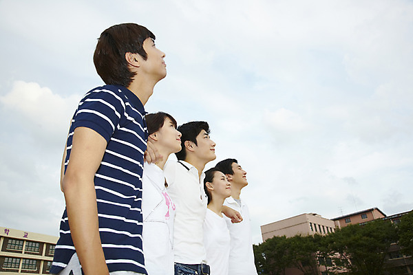 포토 JPG 나무 식물 구름 학생 여학생 여자 교육 남자 교복 남학생 학교 청소년 하늘 고등학생 어깨동무 고등학교 서기 미소 웃음 사람 동양인 여러명 상반신 야외 건물 캐주얼 스쿨라이프 운동장 한국인 교정 십대만 국내포토 자연요소 라이프스타일 건축물 옷 포즈 다수 스포츠시설 모션 표정 인종 공간 파일형식