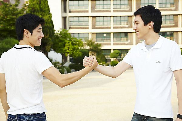 포토 JPG 나무 식물 학생 교육 남자 교복 남학생 학교 청소년 고등학생 고등학교 서기 미소 웃음 사람 동양인 손짓 상반신 야외 두명 건물 옆모습 캐주얼 스쿨라이프 경쟁 운동장 한국인 교정 팔씨름 남자만 십대만 십대남자만 국내포토 라이프스타일 건축물 옷 뷰포인트 컨셉 스포츠시설 모션 놀이 표정 인종 공간 파일형식