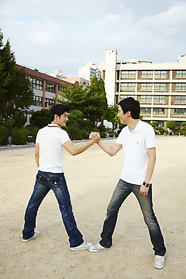 포토 JPG 전신 나무 식물 구름 학생 교육 남자 교복 남학생 학교 청소년 하늘 고등학생 고등학교 서기 미소 웃음 사람 동양인 손짓 야외 두명 건물 옆모습 캐주얼 스쿨라이프 경쟁 운동장 한국인 교정 팔씨름 남자만 십대만 십대남자만 국내포토 자연요소 라이프스타일 건축물 옷 뷰포인트 컨셉 스포츠시설 모션 놀이 표정 인종 공간 파일형식