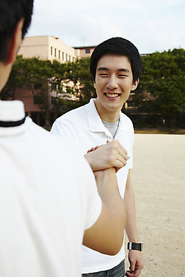 포토 JPG 나무 식물 구름 학생 교육 남자 교복 남학생 학교 청소년 하늘 고등학생 고등학교 서기 미소 웃음 사람 동양인 손짓 상반신 야외 두명 건물 캐주얼 스쿨라이프 경쟁 운동장 한국인 교정 팔씨름 남자만 십대만 십대남자만 국내포토 자연요소 라이프스타일 건축물 옷 컨셉 스포츠시설 모션 놀이 표정 인종 공간 파일형식