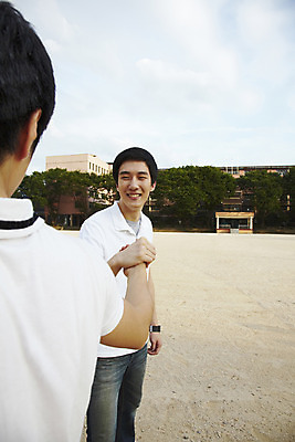 포토 JPG 나무 식물 구름 학생 교육 남자 교복 남학생 학교 청소년 하늘 고등학생 고등학교 서기 미소 웃음 사람 동양인 손짓 상반신 야외 두명 건물 캐주얼 스쿨라이프 경쟁 운동장 한국인 교정 팔씨름 남자만 십대만 십대남자만 국내포토 자연요소 라이프스타일 건축물 옷 컨셉 스포츠시설 모션 놀이 표정 인종 공간 파일형식