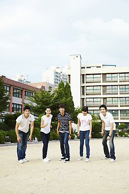 포토 JPG 전신 나무 식물 구름 학생 여학생 여자 교육 남자 교복 남학생 포즈 학교 청소년 하늘 고등학생 고등학교 서기 사람 동양인 여러명 야외 건물 캐주얼 달리기 스쿨라이프 경쟁 운동장 한국인 준비 교정 준비자세 출발자세 십대만 국내포토 자연요소 라이프스타일 건축물 옷 다수 컨셉 스포츠시설 모션 인종 공간 파일형식