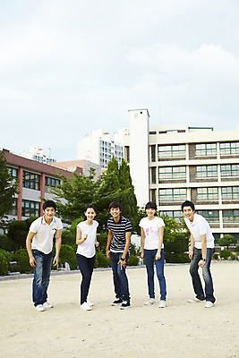 포토 JPG 전신 나무 식물 구름 학생 여학생 여자 교육 남자 교복 남학생 포즈 학교 청소년 하늘 고등학생 고등학교 서기 사람 동양인 여러명 야외 건물 캐주얼 달리기 스쿨라이프 경쟁 운동장 한국인 준비 교정 준비자세 출발자세 십대만 국내포토 자연요소 라이프스타일 건축물 옷 다수 컨셉 스포츠시설 모션 인종 공간 파일형식