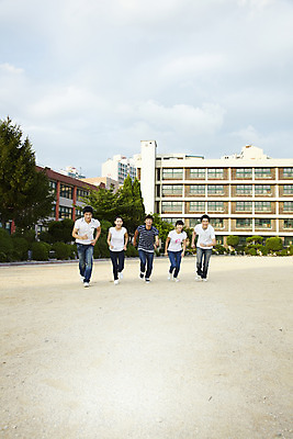 포토 JPG 전신 나무 식물 구름 학생 여학생 여자 교육 남자 교복 남학생 학교 청소년 하늘 고등학생 고등학교 사람 동양인 여러명 야외 건물 캐주얼 달리기 운동 스쿨라이프 경쟁 운동장 한국인 준비 교정 십대만 국내포토 자연요소 라이프스타일 건축물 옷 다수 컨셉 스포츠시설 모션 건강 인종 공간 파일형식
