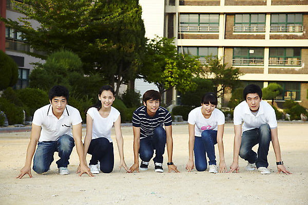 포토 JPG 전신 나무 식물 학생 여학생 여자 교육 남자 교복 남학생 학교 청소년 고등학생 고등학교 미소 웃음 사람 앉기 동양인 여러명 야외 건물 캐주얼 달리기 스쿨라이프 경쟁 운동장 한국인 준비 교정 준비자세 출발자세 십대만 국내포토 라이프스타일 건축물 옷 포즈 다수 컨셉 스포츠시설 모션 표정 인종 공간 파일형식