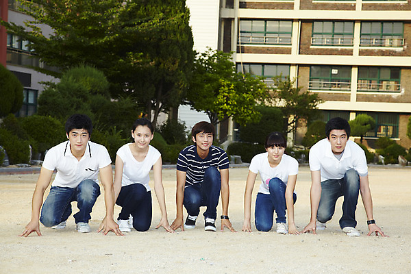 포토 JPG 전신 나무 식물 학생 여학생 여자 교육 남자 교복 남학생 학교 청소년 고등학생 고등학교 미소 웃음 사람 앉기 동양인 여러명 야외 건물 캐주얼 달리기 스쿨라이프 경쟁 운동장 한국인 준비 교정 준비자세 출발자세 십대만 국내포토 라이프스타일 건축물 옷 포즈 다수 컨셉 스포츠시설 모션 표정 인종 공간 파일형식