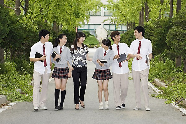 포토 JPG 전신 학생 여학생 여자 교육 남자 교복 남학생 학교 청소년 고등학생 고등학교 미소 웃음 사람 동양인 여러명 야외 스쿨라이프 교사 한국인 교정 십대만 국내포토 직업 라이프스타일 옷 다수 표정 인종 파일형식