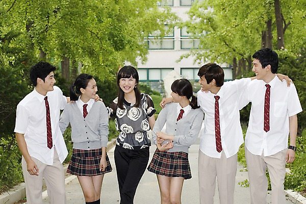 포토 JPG 나무 식물 학생 여학생 여자 교육 남자 교복 길 남학생 학교 청소년 고등학생 어깨동무 고등학교 미소 웃음 사람 동양인 여러명 상반신 야외 건물 스쿨라이프 교사 한국인 교정 십대만 국내포토 직업 라이프스타일 건축물 옷 포즈 다수 표정 인종 파일형식