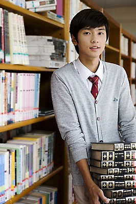 포토 JPG 학생 교육 남자 교복 남학생 학교 청소년 고등학생 책장 실내 고등학교 한명 서기 사람 동양인 상반신 10대 책 스쿨라이프 한국인 도서관 남자만 남자한명만 십대만 십대남자만 십대남자한명만 국내포토 1 라이프스타일 옷 가구 모션 인종 내부 파일형식