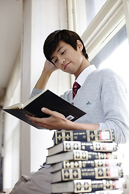 포토 JPG 학생 교육 남자 교복 남학생 로우앵글 창문 학교 청소년 고등학생 실내 고등학교 한명 사람 앉기 동양인 손짓 상반신 옆모습 10대 책 독서 스쿨라이프 한국인 도서관 남자만 남자한명만 십대만 십대남자만 십대남자한명만 국내포토 1 라이프스타일 옷 뷰포인트 모션 인종 내부 파일형식