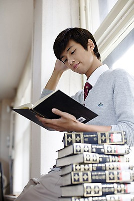 포토 JPG 학생 교육 남자 교복 남학생 로우앵글 창문 학교 청소년 고등학생 실내 고등학교 한명 사람 앉기 동양인 손짓 상반신 옆모습 10대 책 독서 스쿨라이프 한국인 도서관 남자만 남자한명만 십대만 십대남자만 십대남자한명만 국내포토 1 라이프스타일 옷 뷰포인트 모션 인종 내부 파일형식