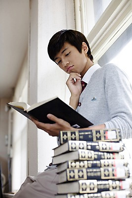 포토 JPG 학생 교육 남자 교복 남학생 로우앵글 창문 학교 청소년 고등학생 실내 고등학교 한명 사람 앉기 동양인 손짓 상반신 옆모습 10대 책 독서 스쿨라이프 한국인 도서관 남자만 남자한명만 십대만 십대남자만 십대남자한명만 국내포토 1 라이프스타일 옷 뷰포인트 모션 인종 내부 파일형식