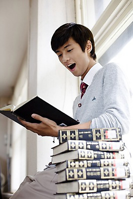 포토 JPG 학생 교육 남자 교복 남학생 로우앵글 창문 학교 청소년 고등학생 실내 고등학교 한명 미소 웃음 사람 앉기 동양인 상반신 옆모습 10대 책 독서 스쿨라이프 한국인 도서관 남자만 남자한명만 십대만 십대남자만 십대남자한명만 국내포토 1 라이프스타일 옷 뷰포인트 모션 표정 인종 내부 파일형식