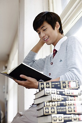 포토 JPG 학생 교육 남자 교복 남학생 로우앵글 창문 학교 청소년 고등학생 실내 고등학교 한명 미소 웃음 사람 앉기 동양인 손짓 상반신 옆모습 10대 책 독서 스쿨라이프 한국인 도서관 남자만 남자한명만 십대만 십대남자만 십대남자한명만 국내포토 1 라이프스타일 옷 뷰포인트 모션 표정 인종 내부 파일형식
