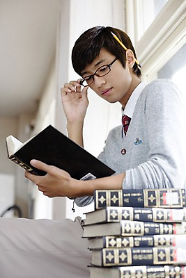 포토 JPG 학생 교육 남자 교복 안경 남학생 로우앵글 창문 학교 청소년 고등학생 실내 고등학교 한명 사람 앉기 동양인 손짓 상반신 옆모습 10대 책 독서 필기구 연필 스쿨라이프 한국인 도서관 남자만 남자한명만 십대만 십대남자만 십대남자한명만 국내포토 1 라이프스타일 잡화 옷 뷰포인트 모션 문구용품 학용품 인종 내부 파일형식