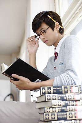 포토 JPG 학생 교육 남자 교복 안경 남학생 로우앵글 창문 학교 청소년 고등학생 실내 고등학교 한명 사람 앉기 동양인 손짓 상반신 옆모습 10대 책 독서 필기구 연필 스쿨라이프 한국인 도서관 남자만 남자한명만 십대만 십대남자만 십대남자한명만 국내포토 1 라이프스타일 잡화 옷 뷰포인트 모션 문구용품 학용품 인종 내부 파일형식