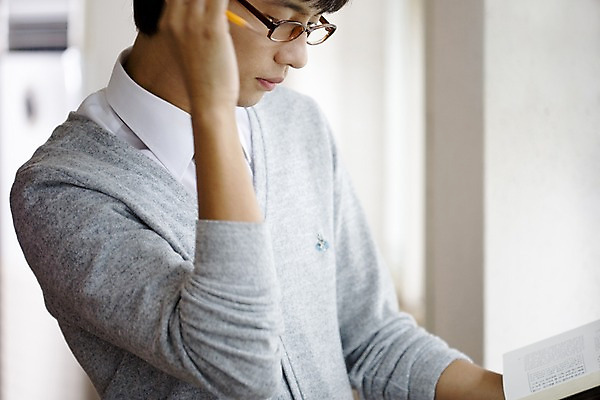 포토 JPG 학생 교육 남자 교복 안경 남학생 학교 청소년 고등학생 실내 고등학교 한명 사람 동양인 상반신 옆모습 10대 책 독서 스쿨라이프 한국인 도서관 남자만 남자한명만 십대만 십대남자만 십대남자한명만 국내포토 1 라이프스타일 잡화 옷 뷰포인트 인종 내부 파일형식