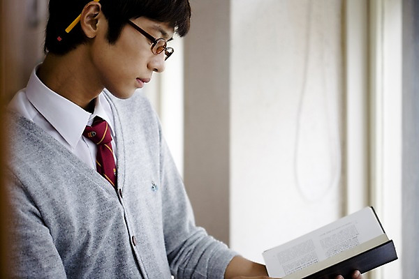 포토 JPG 학생 교육 남자 교복 안경 남학생 학교 청소년 고등학생 실내 고등학교 한명 사람 동양인 상반신 옆모습 10대 책 독서 스쿨라이프 한국인 도서관 남자만 남자한명만 십대만 십대남자만 십대남자한명만 국내포토 1 라이프스타일 잡화 옷 뷰포인트 인종 내부 파일형식