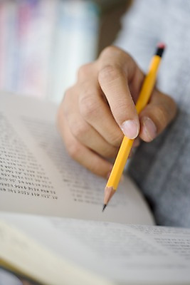 포토 JPG 학생 손 교육 학교 청소년 고등학생 실내 고등학교 손짓 근접촬영 아웃포커스 신체부위 책 필기구 연필 스쿨라이프 도서관 십대만 국내포토 라이프스타일 뷰포인트 모션 문구용품 학용품 촬영기법 사람 내부 파일형식