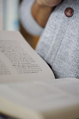 포토 JPG 학생 교육 교복 학교 청소년 고등학생 실내 고등학교 근접촬영 아웃포커스 간행물 책 독서 스쿨라이프 도서관 오브젝트 십대만 국내포토 라이프스타일 옷 뷰포인트 촬영기법 사람 내부 파일형식