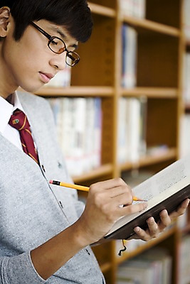 포토 JPG 학생 교육 남자 교복 안경 남학생 학교 청소년 고등학생 책장 실내 고등학교 한명 서기 사람 동양인 상반신 옆모습 10대 책 필기구 연필 스쿨라이프 한국인 도서관 남자만 남자한명만 십대만 십대남자만 십대남자한명만 국내포토 1 라이프스타일 잡화 옷 뷰포인트 가구 모션 문구용품 학용품 인종 내부 파일형식