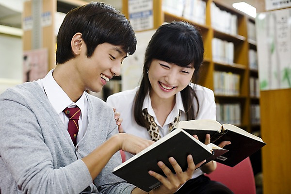 포토 JPG 학생 여자 교육 남자 교복 남학생 학교 청소년 고등학생 책장 실내 고등학교 미소 웃음 사람 동양인 상반신 두명 책 독서 스쿨라이프 교사 한국인 도서관 십대만 국내포토 직업 라이프스타일 옷 가구 표정 인종 내부 파일형식