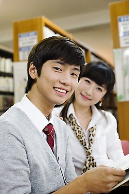 포토 JPG 학생 여자 교육 남자 교복 남학생 포즈 학교 청소년 고등학생 책장 실내 고등학교 미소 웃음 사람 동양인 상반신 두명 책 독서 스쿨라이프 교사 한국인 도서관 십대만 국내포토 직업 라이프스타일 옷 가구 표정 인종 내부 파일형식