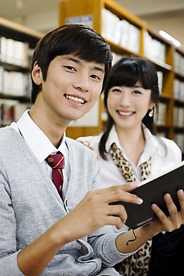 포토 JPG 학생 여자 교육 남자 교복 남학생 포즈 학교 청소년 고등학생 책장 실내 고등학교 미소 웃음 사람 동양인 상반신 두명 책 독서 스쿨라이프 교사 한국인 도서관 십대만 국내포토 직업 라이프스타일 옷 가구 표정 인종 내부 파일형식