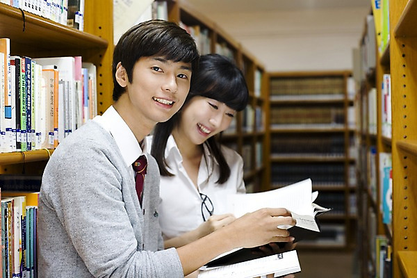 포토 JPG 학생 여자 교육 남자 교복 남학생 학교 청소년 고등학생 책장 실내 고등학교 서기 미소 웃음 사람 동양인 상반신 두명 옆모습 책 독서 스쿨라이프 교사 한국인 도서관 십대만 국내포토 직업 라이프스타일 옷 뷰포인트 가구 모션 표정 인종 내부 파일형식