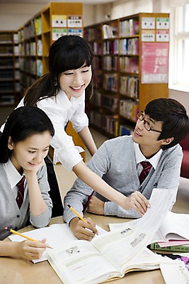 포토 JPG 학생 여학생 여자 교육 남자 교복 안경 남학생 학교 청소년 고등학생 책장 실내 고등학교 미소 웃음 사람 앉기 동양인 손짓 상반신 책 세명 필기구 연필 스쿨라이프 교사 한국인 가르침 도서관 책상 십대만 국내포토 직업 라이프스타일 잡화 옷 가구 모션 문구용품 학용품 표정 인종 내부 파일형식