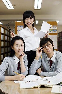 포토 JPG 학생 여학생 여자 교육 남자 교복 안경 남학생 학교 청소년 고등학생 책장 실내 고등학교 서기 미소 웃음 사람 앉기 동양인 상반신 책 세명 필기구 연필 스쿨라이프 교사 한국인 도서관 책상 십대만 국내포토 직업 라이프스타일 잡화 옷 가구 모션 문구용품 학용품 표정 인종 내부 파일형식