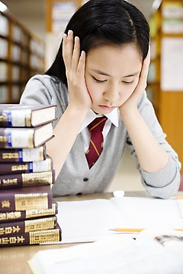 포토 JPG 학생 여학생 여자 교육 교복 생각 학교 청소년 고등학생 책장 실내 고등학교 한명 사람 앉기 동양인 손짓 상반신 10대 책 스쿨라이프 한국인 도서관 책상 고민 여자만 여자한명만 십대만 십대여자만 십대여자한명만 국내포토 1 라이프스타일 옷 감정 가구 모션 인종 내부 파일형식