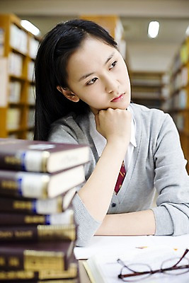 포토 JPG 학생 여학생 여자 교육 교복 안경 생각 학교 청소년 고등학생 책장 실내 고등학교 한명 사람 앉기 동양인 손짓 상반신 10대 책 스쿨라이프 한국인 도서관 책상 고민 여자만 여자한명만 십대만 십대여자만 십대여자한명만 국내포토 1 라이프스타일 잡화 옷 감정 가구 모션 인종 내부 파일형식