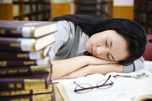 포토 JPG 학생 여학생 여자 교육 교복 안경 엎드리기 학교 청소년 고등학생 책장 실내 고등학교 한명 사람 동양인 상반신 10대 책 스쿨라이프 한국인 잠 수면 도서관 책상 여자만 여자한명만 십대만 십대여자만 십대여자한명만 국내포토 1 라이프스타일 잡화 옷 가구 모션 인종 내부 물 파일형식