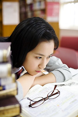 포토 JPG 학생 여학생 여자 교육 교복 안경 엎드리기 학교 청소년 고등학생 책장 실내 고등학교 한명 사람 동양인 상반신 10대 책 스쿨라이프 한국인 도서관 책상 여자만 여자한명만 십대만 십대여자만 십대여자한명만 국내포토 1 라이프스타일 잡화 옷 가구 모션 인종 내부 파일형식