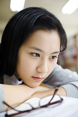 포토 JPG 학생 여학생 여자 교육 교복 안경 엎드리기 학교 청소년 고등학생 실내 고등학교 한명 사람 동양인 근접촬영 상반신 10대 책 스쿨라이프 한국인 도서관 책상 여자만 여자한명만 십대만 십대여자만 십대여자한명만 국내포토 1 라이프스타일 잡화 옷 뷰포인트 가구 모션 인종 내부 파일형식