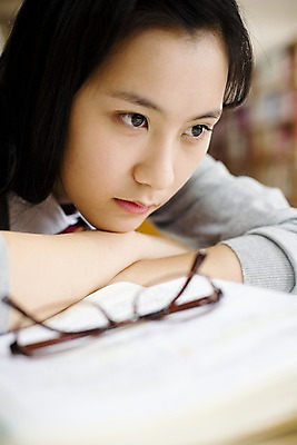 포토 JPG 학생 여학생 여자 교육 교복 안경 엎드리기 학교 청소년 고등학생 실내 고등학교 한명 사람 동양인 상반신 10대 책 스쿨라이프 한국인 도서관 책상 여자만 여자한명만 십대만 십대여자만 십대여자한명만 국내포토 1 라이프스타일 잡화 옷 가구 모션 인종 내부 파일형식