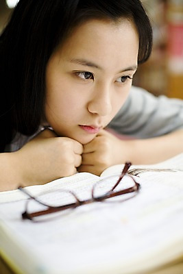 포토 JPG 학생 여학생 여자 교육 교복 안경 엎드리기 학교 청소년 고등학생 실내 고등학교 한명 사람 동양인 상반신 10대 책 스쿨라이프 한국인 도서관 책상 여자만 여자한명만 십대만 십대여자만 십대여자한명만 국내포토 1 라이프스타일 잡화 옷 가구 모션 인종 내부 파일형식