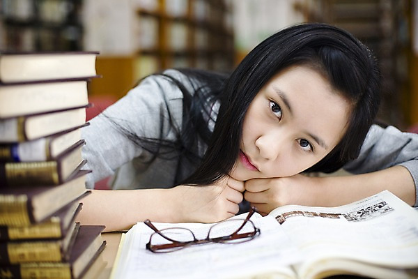 포토 JPG 학생 여학생 여자 교육 교복 안경 엎드리기 학교 청소년 고등학생 책장 실내 고등학교 한명 사람 동양인 상반신 10대 책 스쿨라이프 한국인 도서관 책상 여자만 여자한명만 십대만 십대여자만 십대여자한명만 국내포토 1 라이프스타일 잡화 옷 가구 모션 인종 내부 파일형식