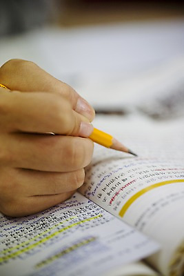 포토 JPG 학생 손 교육 학교 고등학생 실내 손짓 근접촬영 아웃포커스 신체부위 책 필기구 연필 스쿨라이프 도서관 십대만 국내포토 라이프스타일 뷰포인트 모션 청소년 문구용품 학용품 촬영기법 사람 내부 파일형식