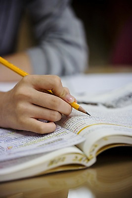 포토 JPG 학생 손 교육 교복 학교 청소년 고등학생 실내 고등학교 손짓 아웃포커스 신체부위 책 필기구 연필 스쿨라이프 도서관 십대만 국내포토 라이프스타일 옷 모션 문구용품 학용품 촬영기법 사람 내부 파일형식