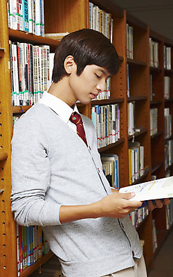 포토 JPG 학생 교육 남자 교복 남학생 학교 청소년 고등학생 책장 실내 고등학교 한명 서기 사람 동양인 상반신 10대 책 독서 스쿨라이프 한국인 도서관 남자만 남자한명만 십대만 십대남자만 십대남자한명만 국내포토 1 라이프스타일 옷 가구 모션 인종 내부 파일형식